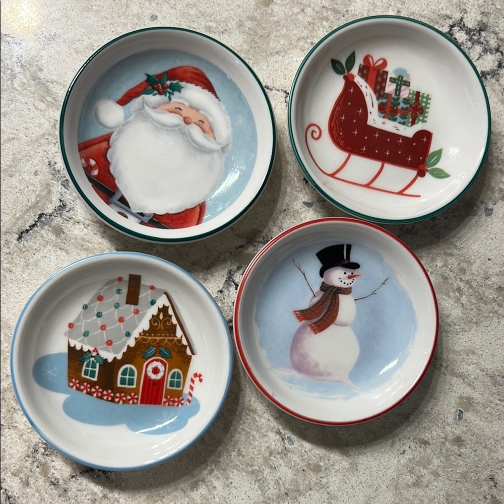 Holly Hill Ceramic Plate Set